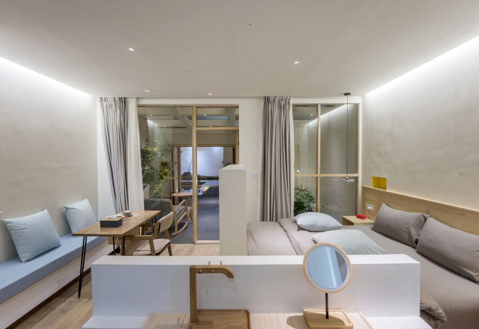 Leon Yu Mu Zhi Ye Designer Homestay (Dukezong Ancient City Store)Private｜ Courtyard Double Bed Room (Air Conditioning + Oxygen Supply + Independent Small Courtyard + Humidifier)