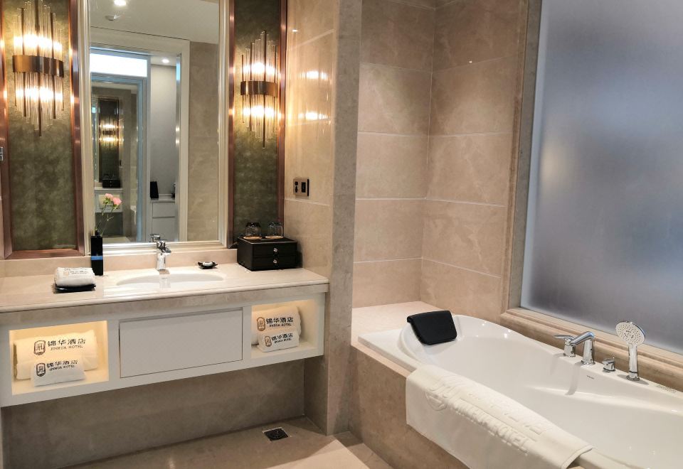 豪华大床房（全景落地窗+舒适沙发+独立浴缸）