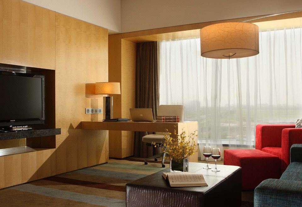 影音湖景大床套房