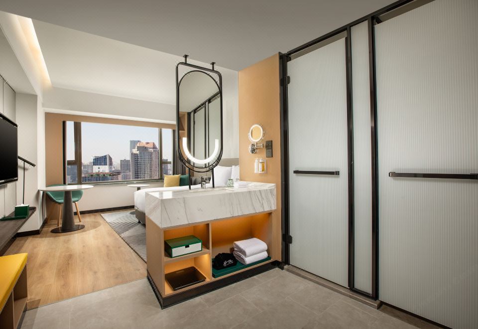 Holiday Inn Shanghai Nanjing RoadDeluxe King Room Nanjing Road View