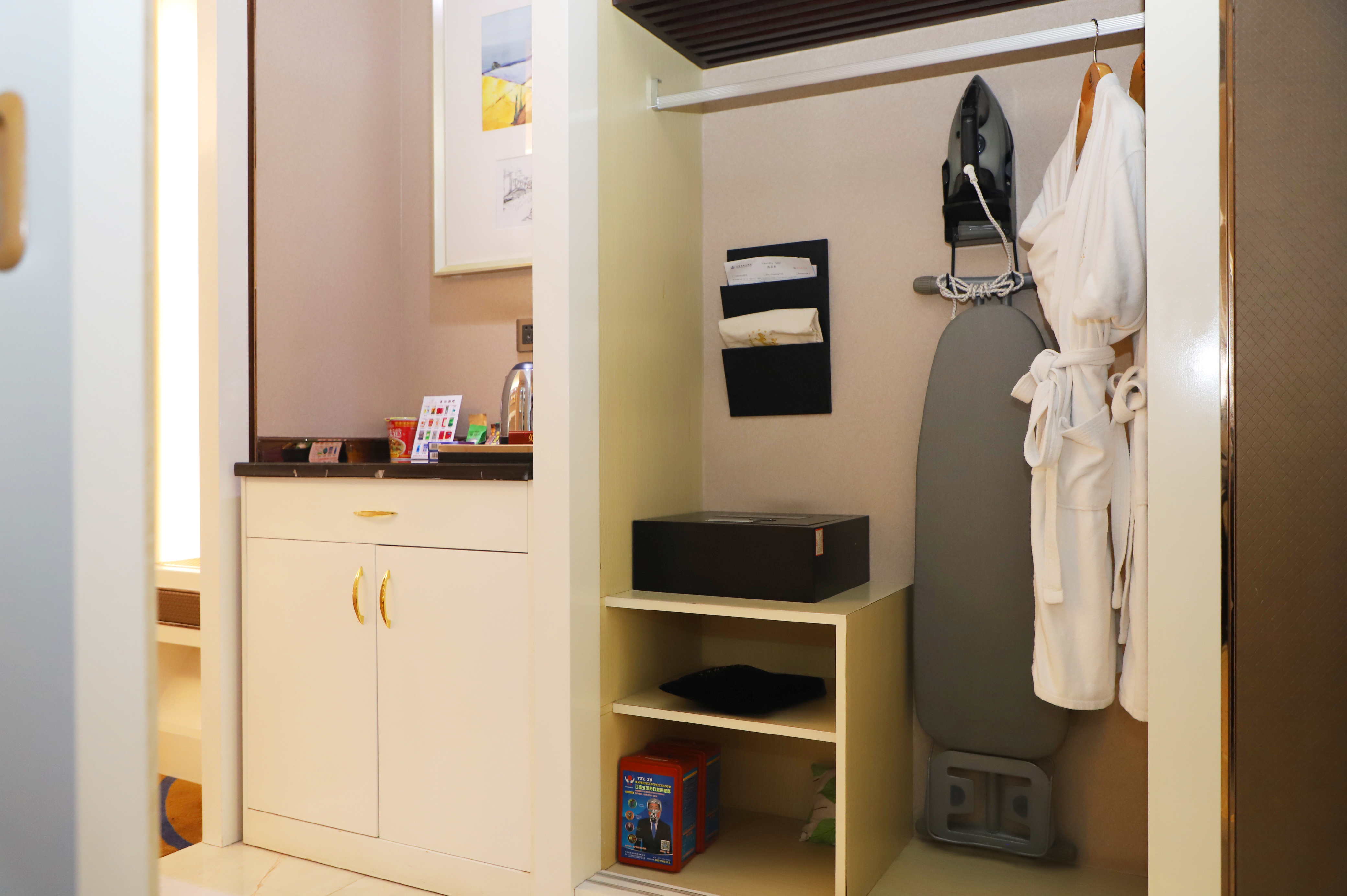 Wuhua International Hotel豪华园景大床房