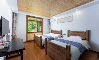 Floral ·Mountain Whisper Guesthouse(Shennongjia Wooden fish store)