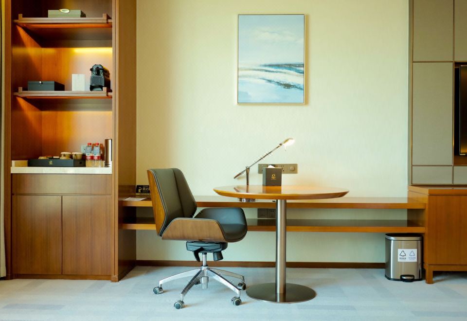 Oakwood Premier TongluDeluxe King Room