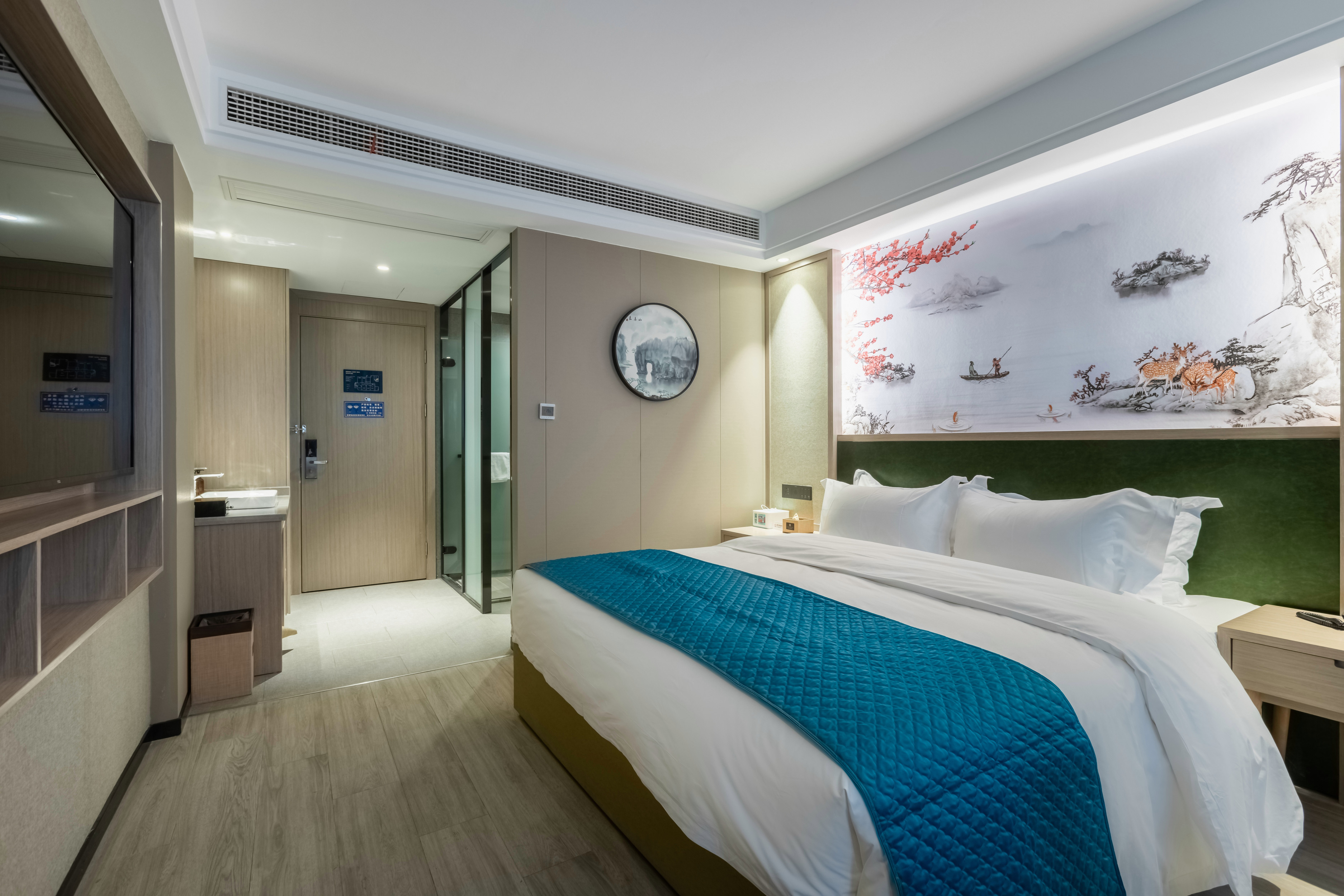 Queen Room With E-sports