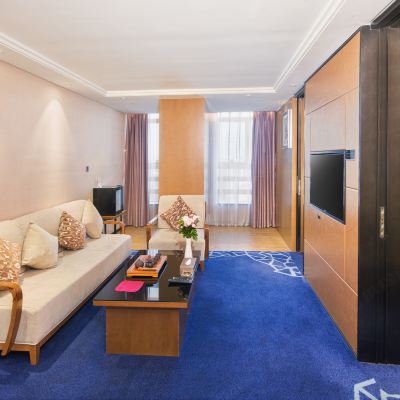 行政套房（兩房一廳配冰箱+全智能房控） 財富現代國際飯店（東莞寮步萬潤廣場店）優惠