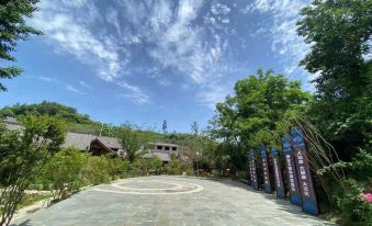 Yiyun Country House (Wudang Mountain Entrance Store)