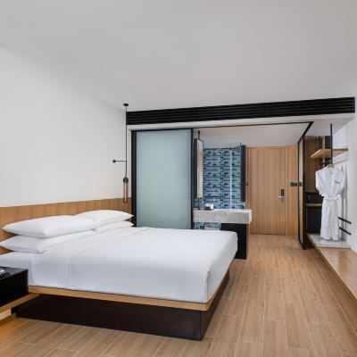 豪華大床房（舒達Serta床墊、華夫格Waffle床品、華夫格Waffle浴袍、冰箱） 秦皇島海港萬楓酒店優惠