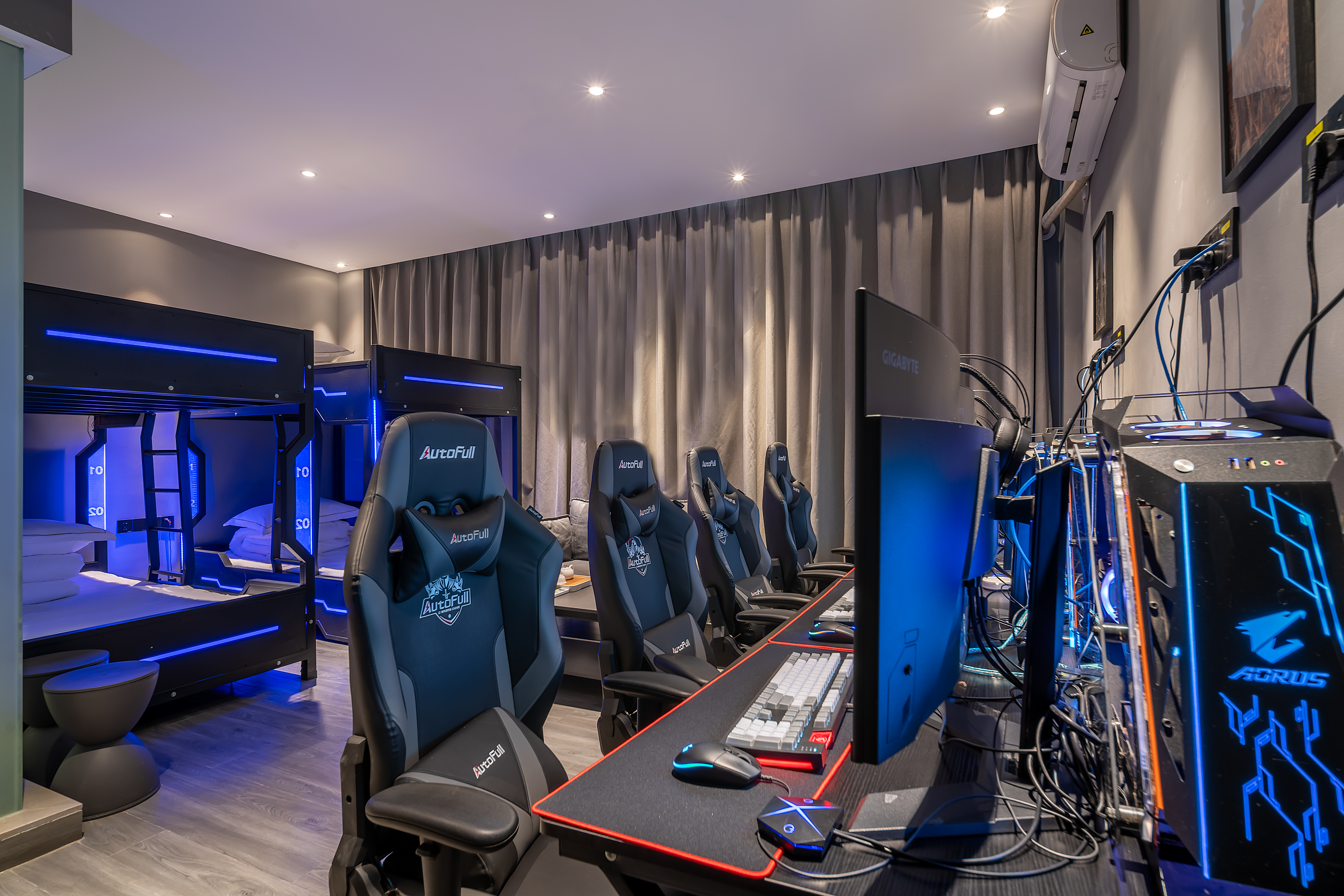 吃鸡四人间-[4台电脑+RTX3060显卡+i5-10700F处理器+16G内存+2K曲面屏+机械键鼠]+2张上下床+沙发茶几