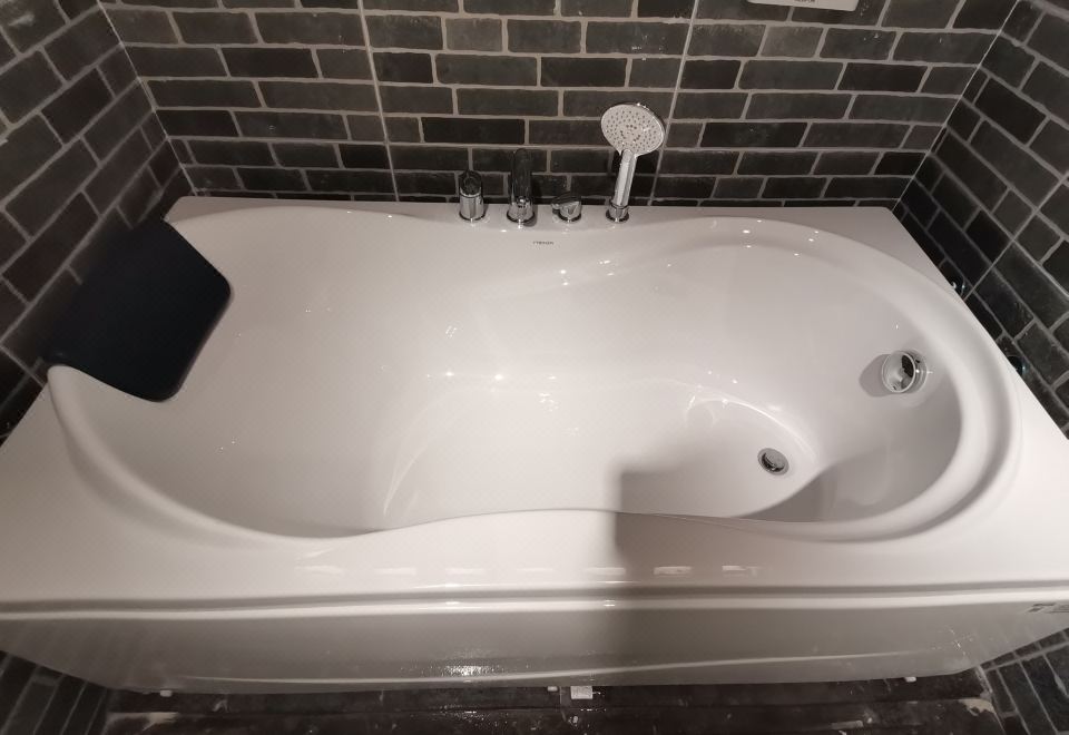 Floral Hotel·Yinlu hotel  (Huitong Ancient Village Shop, Tangjiawan Town, Zhuhai)Qin Fang Ge Duplex Double Bed Room With Separate Living Room & Tub