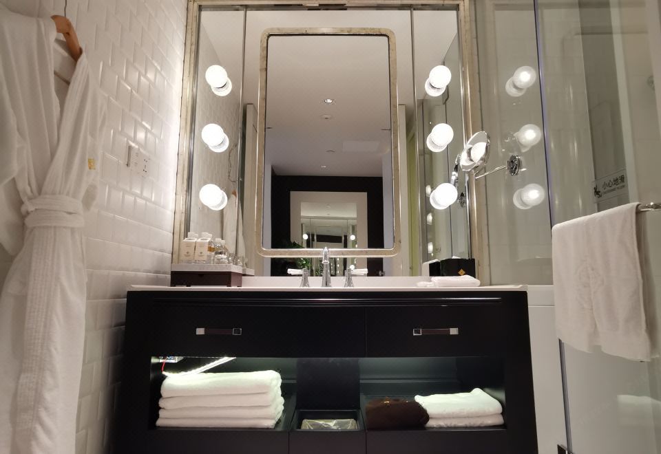 Jinling ResortGuestroom - Garden-View (2 Beds)