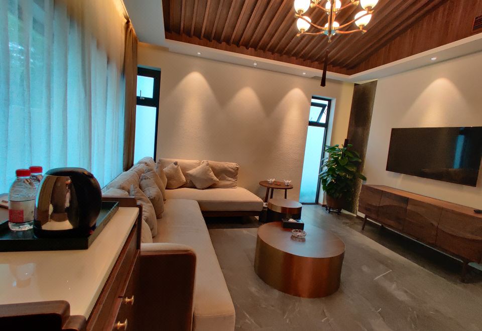 泉悦7号?花园美景两房别墅&高档家俱配套&超大私汤泡池