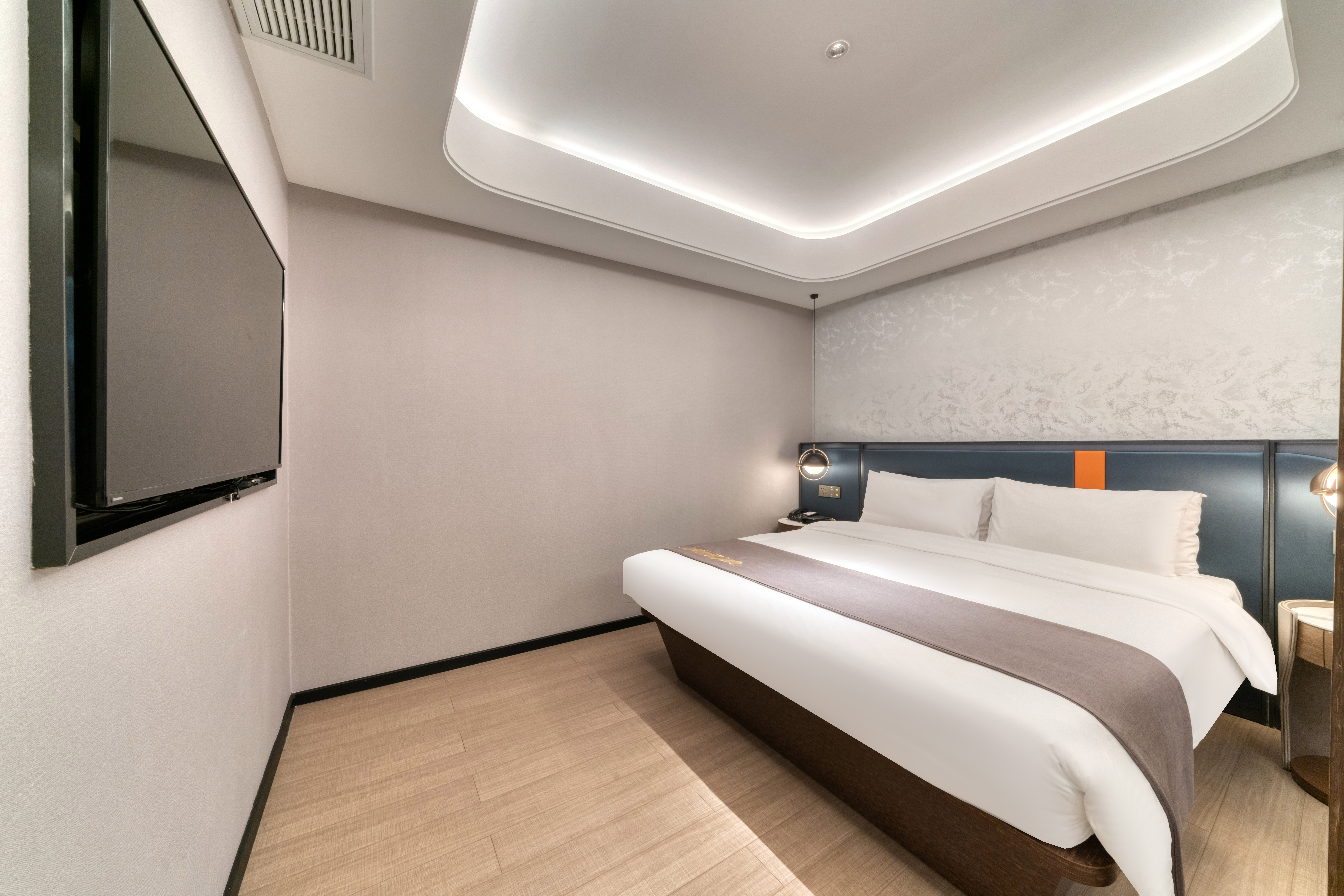 特色大床房（莱芬吹风机+智能小度）