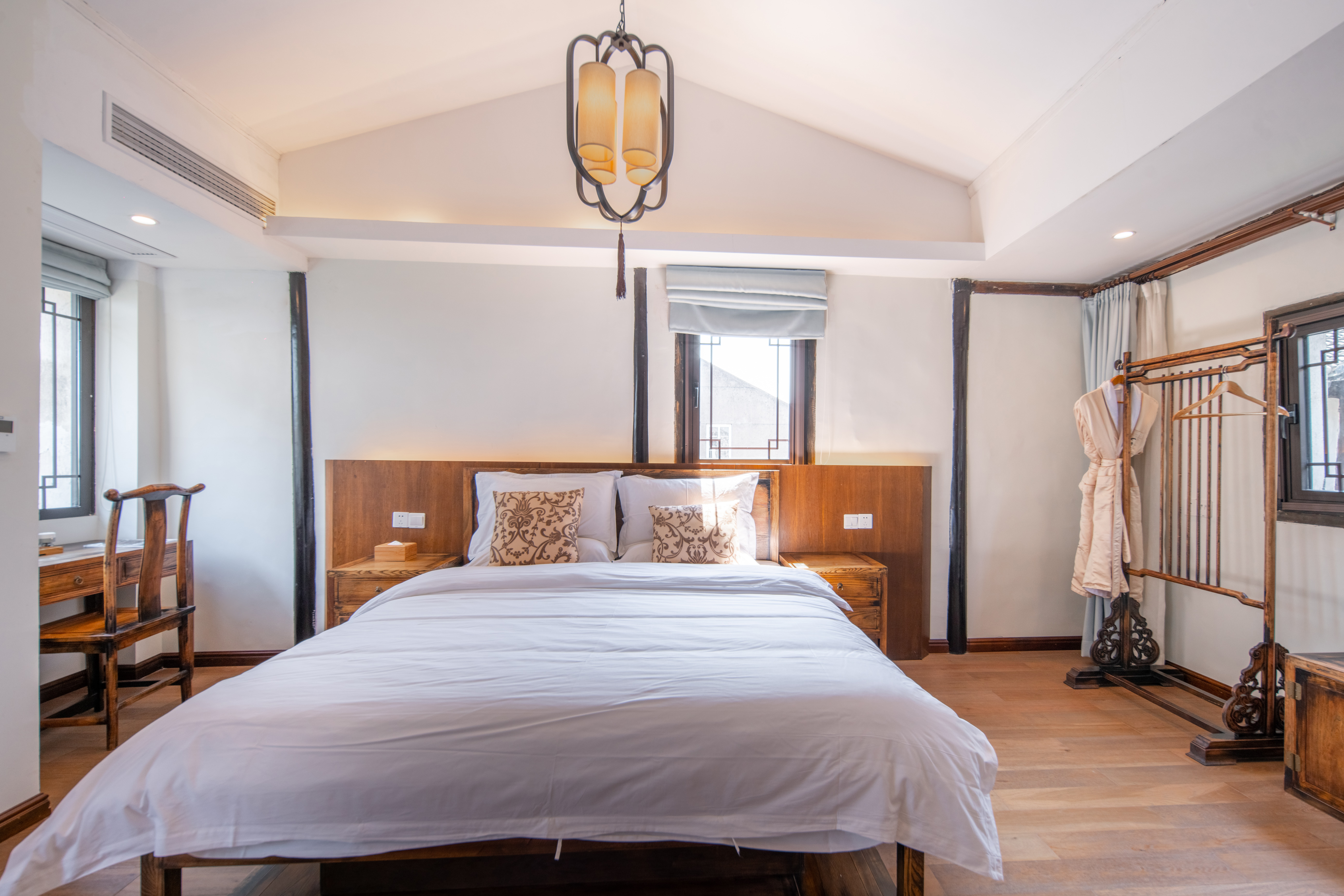 园景·大床房（新中式家俱+民国风会客厅）