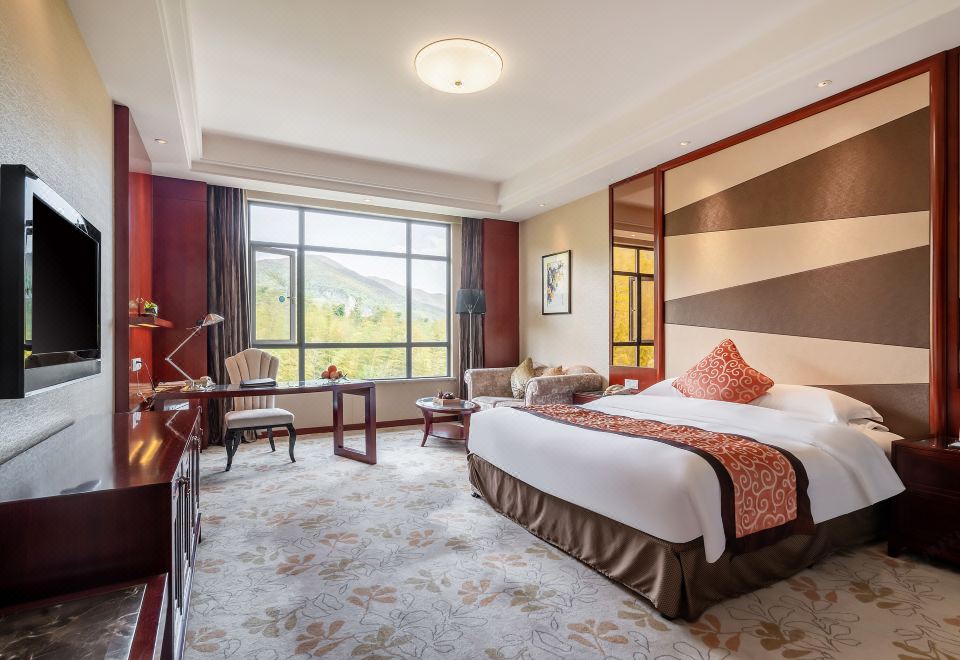 Yixing Bamboos International Conference CenterMountain View King Room--Overlooking Thousands Of Acres Of Verdant Bamboo, Enjoy A Leisurely And Carefree Experience.