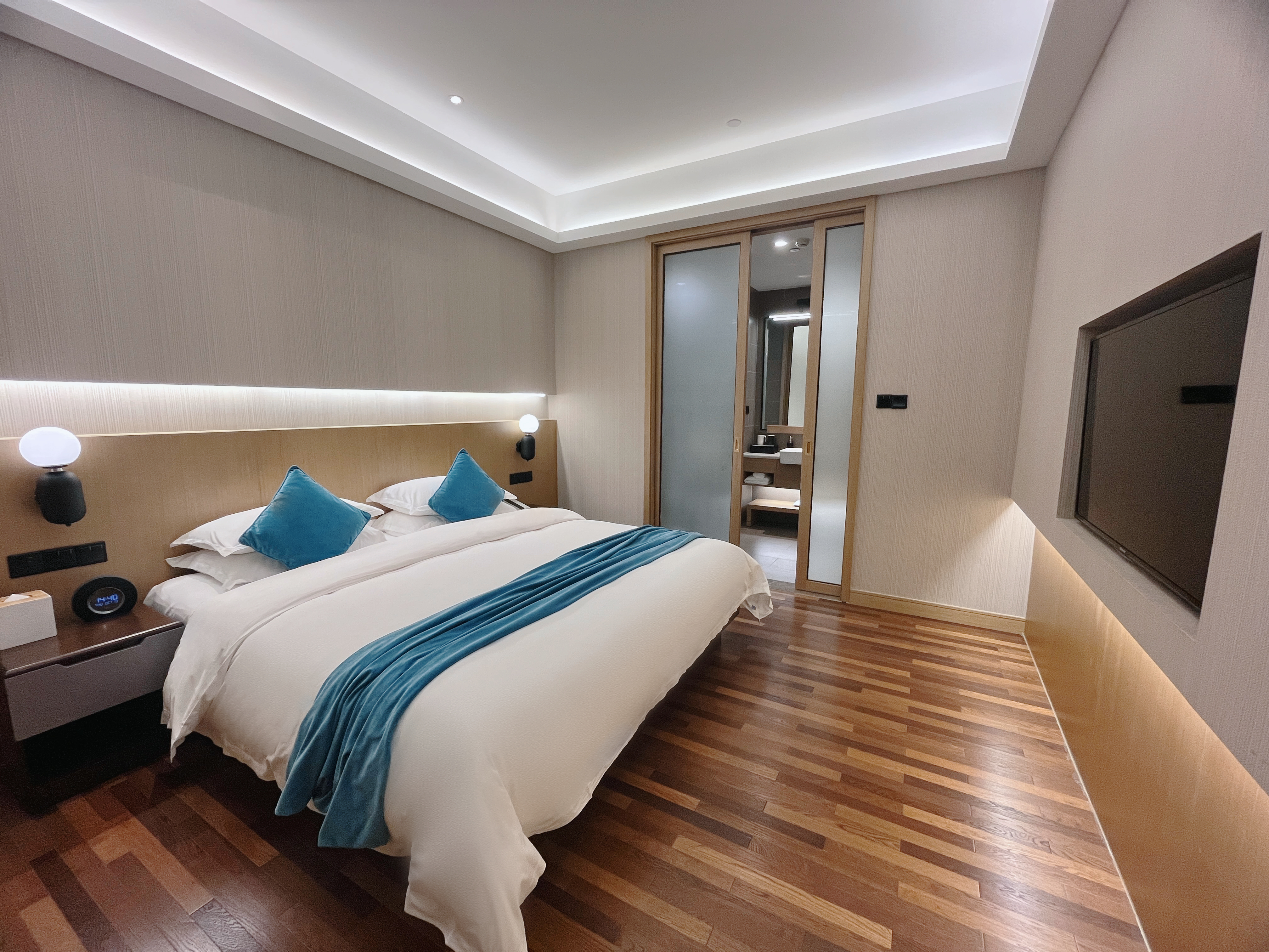 Junting Double Bed Suite (Mini Living Room + Smart Toilet + Courtyard View + Bluetooth Speaker)