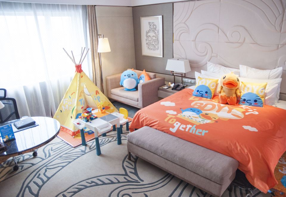 Grand Pacific HotelB.Duck Family Room