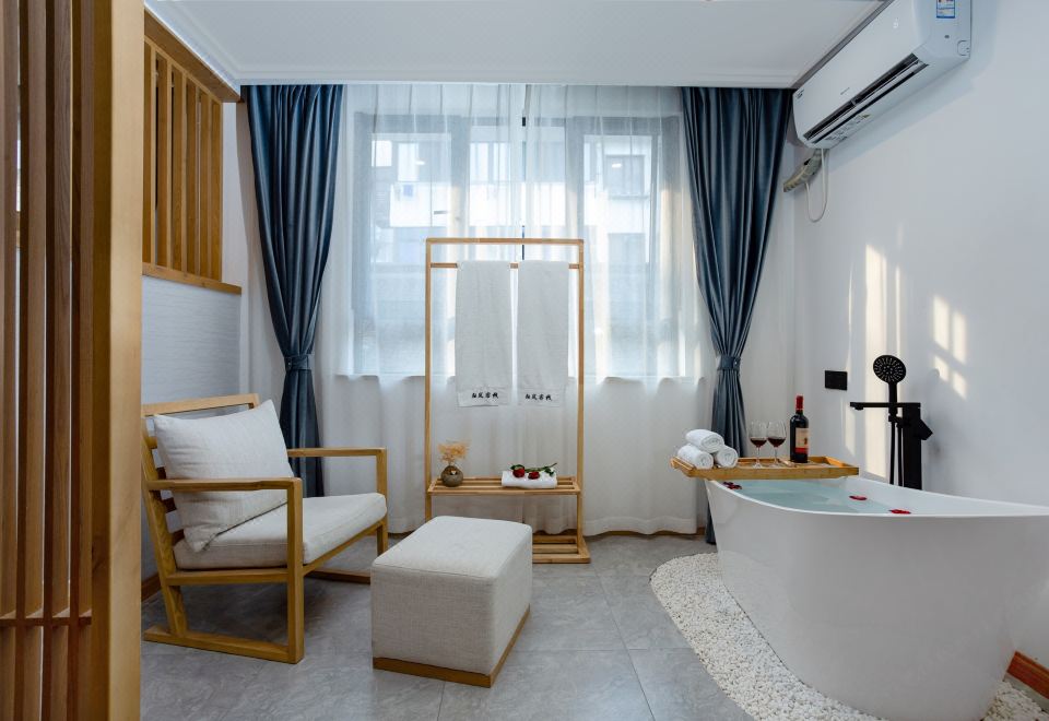 悠然浴缸家庭房套房（影视会员+乳胶床垫＋智能马桶）