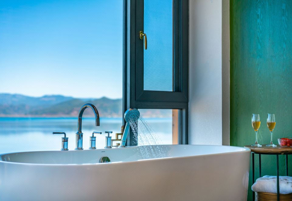 Lvqi-Smart 180 ° Lake-View Tub Double Bed Room