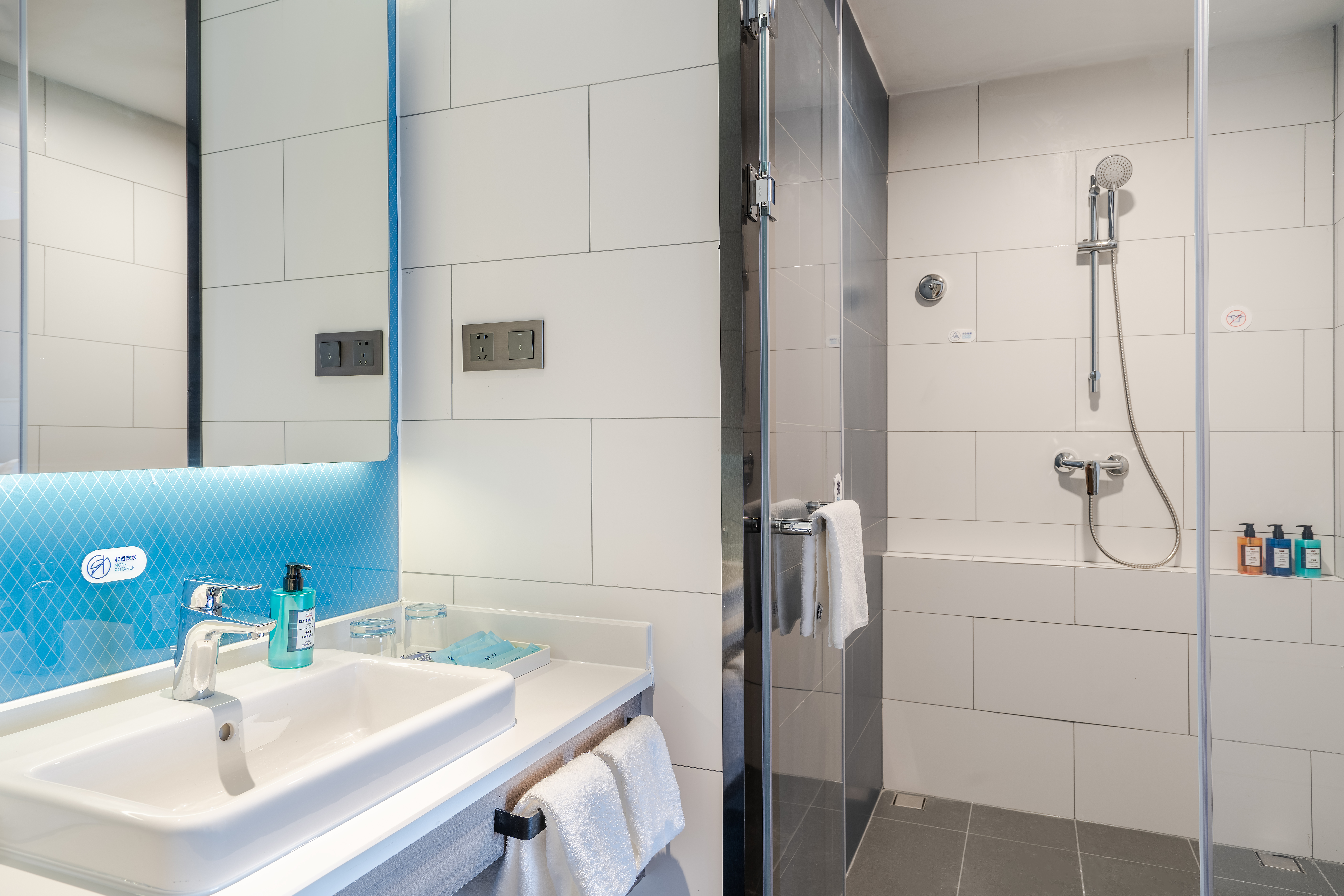 智选行政大床房（舒达床垫+办公桌椅+全身镜）