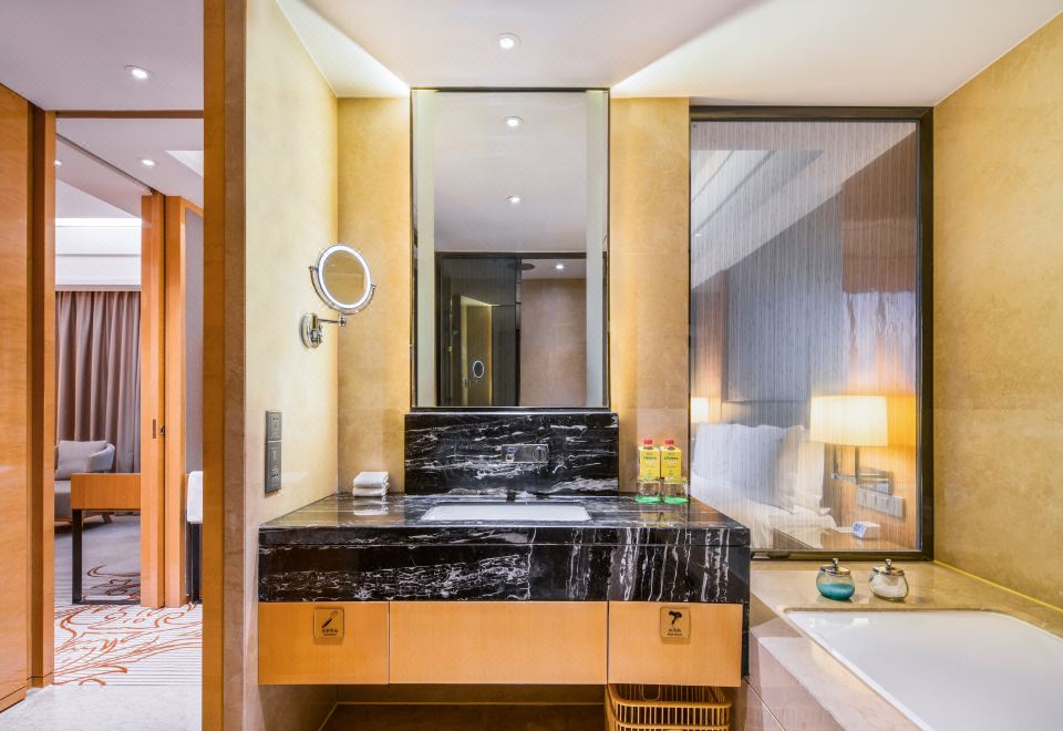 假日豪华套房（带起居室+行政楼层+可投屏）