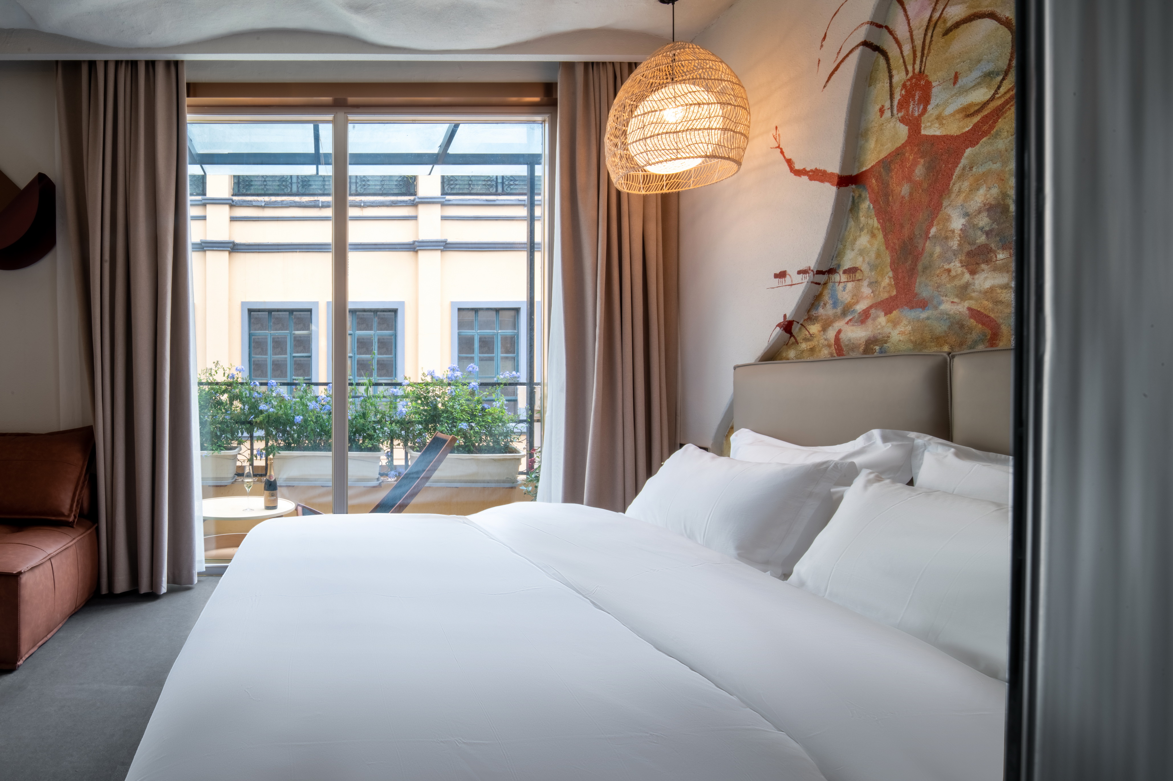 佤族|奢享浴缸阳台豪华大床房