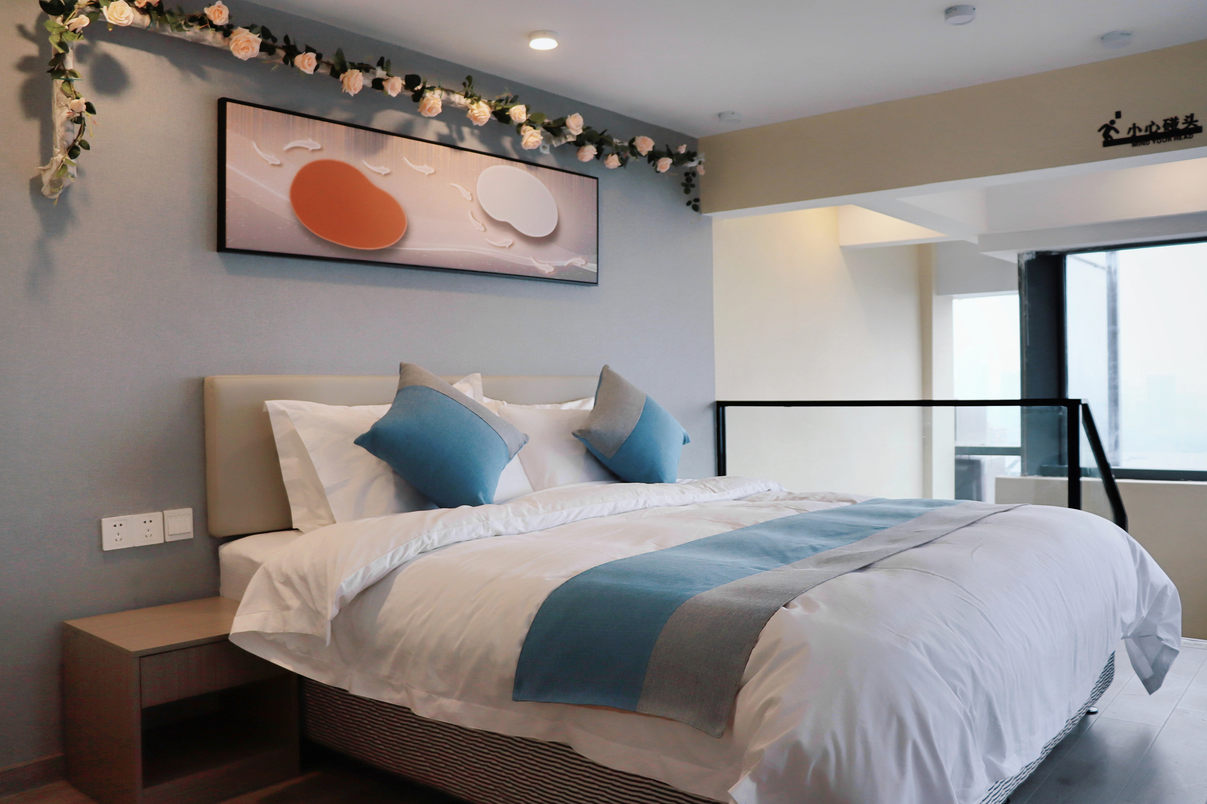 城景落地窗轻奢大床房