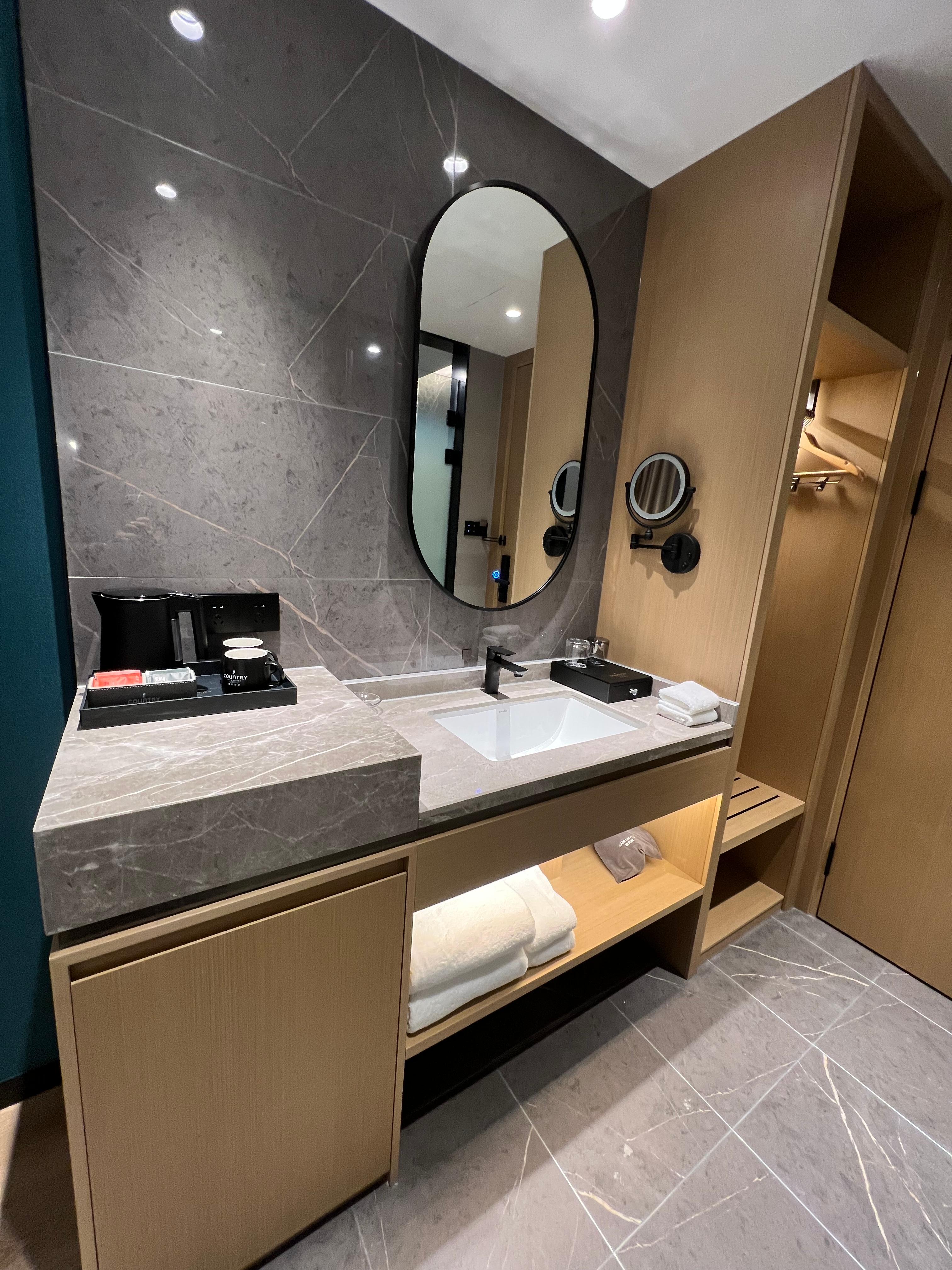 Country Inn & Suites by Radisson, Tianjin Fifth Avenue Xiaobailou Metro Station豪华大床房（智能客控＋小冰箱）