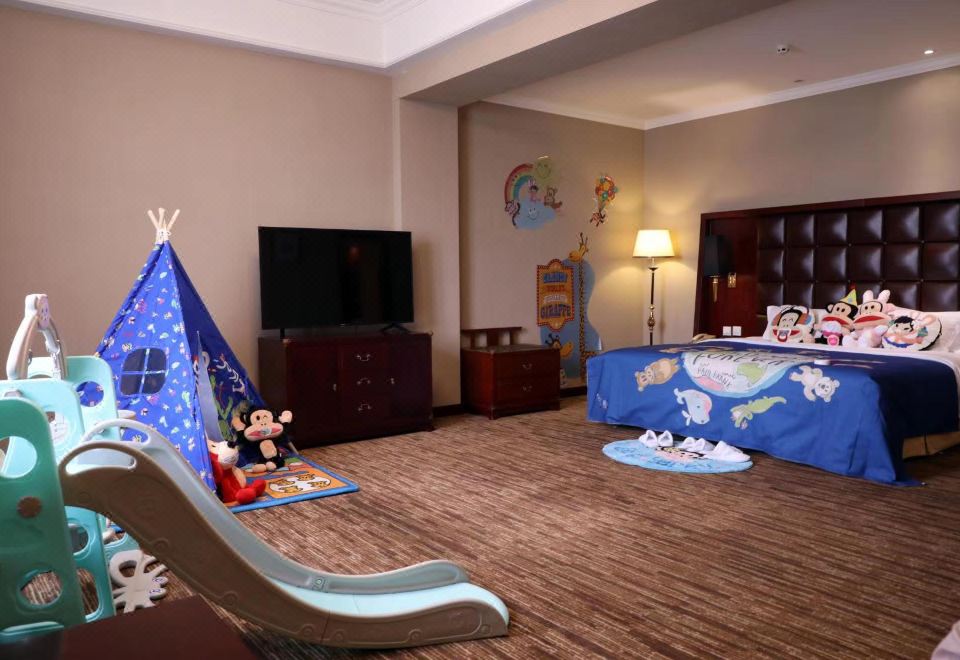 Qianmen Jianguo HotelFamily Friendly Room