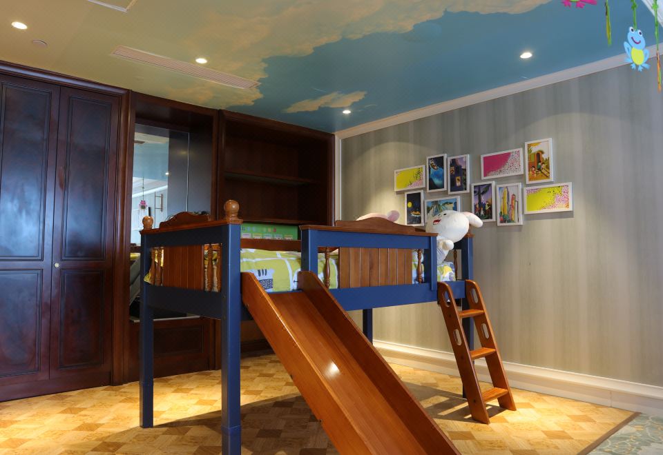 行政温馨家庭房