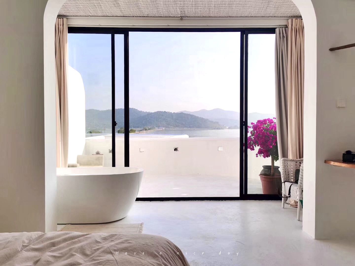 露台湖景大床房201