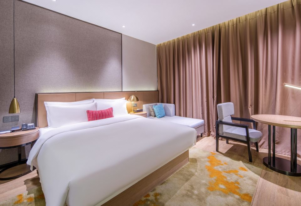 高級大床房（落地飄窗+辦公桌椅）