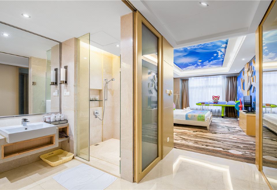 Bishuiwan Hot Spring ResortAfrican Savanna Family Room - Wildlife Theme & Living Room Airplane Bed Experience