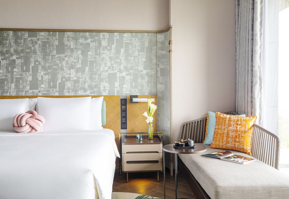 Hotel Indigo Suzhou Yangcheng PeninsulaDeluxe Garden-view Queen Room