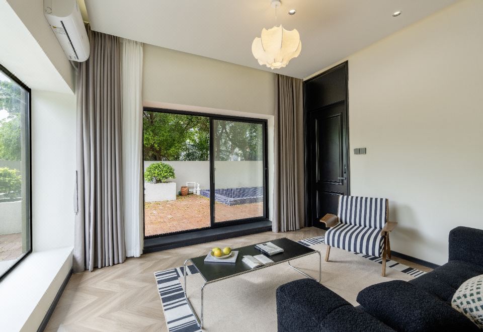 Two-Bedroom Pool Courtyard Family Suite (with Separate Living Room&Washing Machine&Fridge)