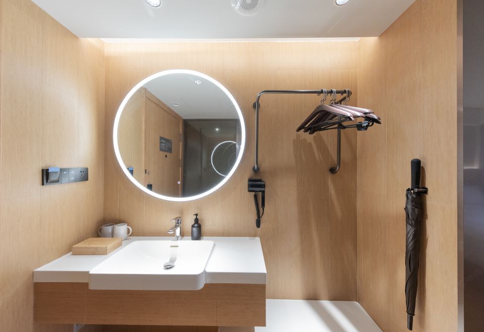 舒压高级大床房（65寸4K电视投屏+智能客控）