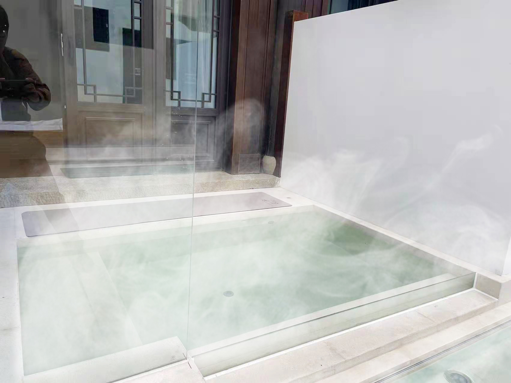 池畔恒温私汤房