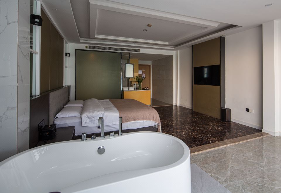 Miye Sea-view Holiday VillaUnparalleled Sea View Bath Balcony Room (180° Sea View + Marshall 3rd Gen Wireless Speaker + Xi Lai Men Deep Sleep Latex Pillow + Skin-Friendly Long Staple Cotton Linens + Smart Toilet + Tub)