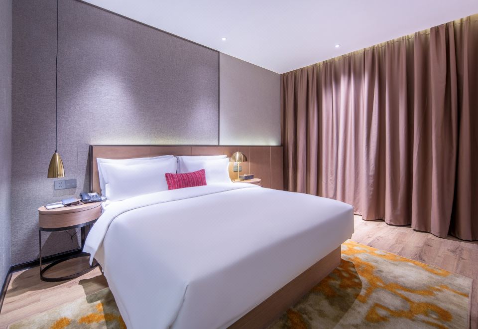 豪華大床房（安靜舒適+辦公桌椅+超大空間）