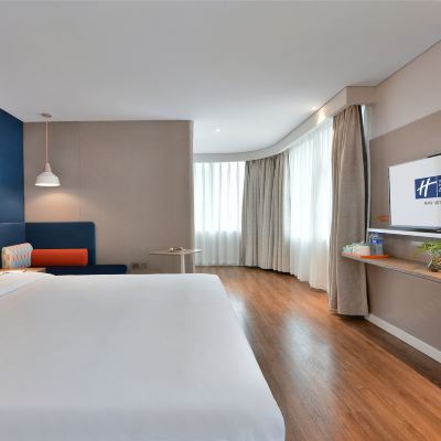 尊享高級大床房（超大空間，乾濕分離） 成都北站智選假日飯店（金牛萬達廣場店）優惠