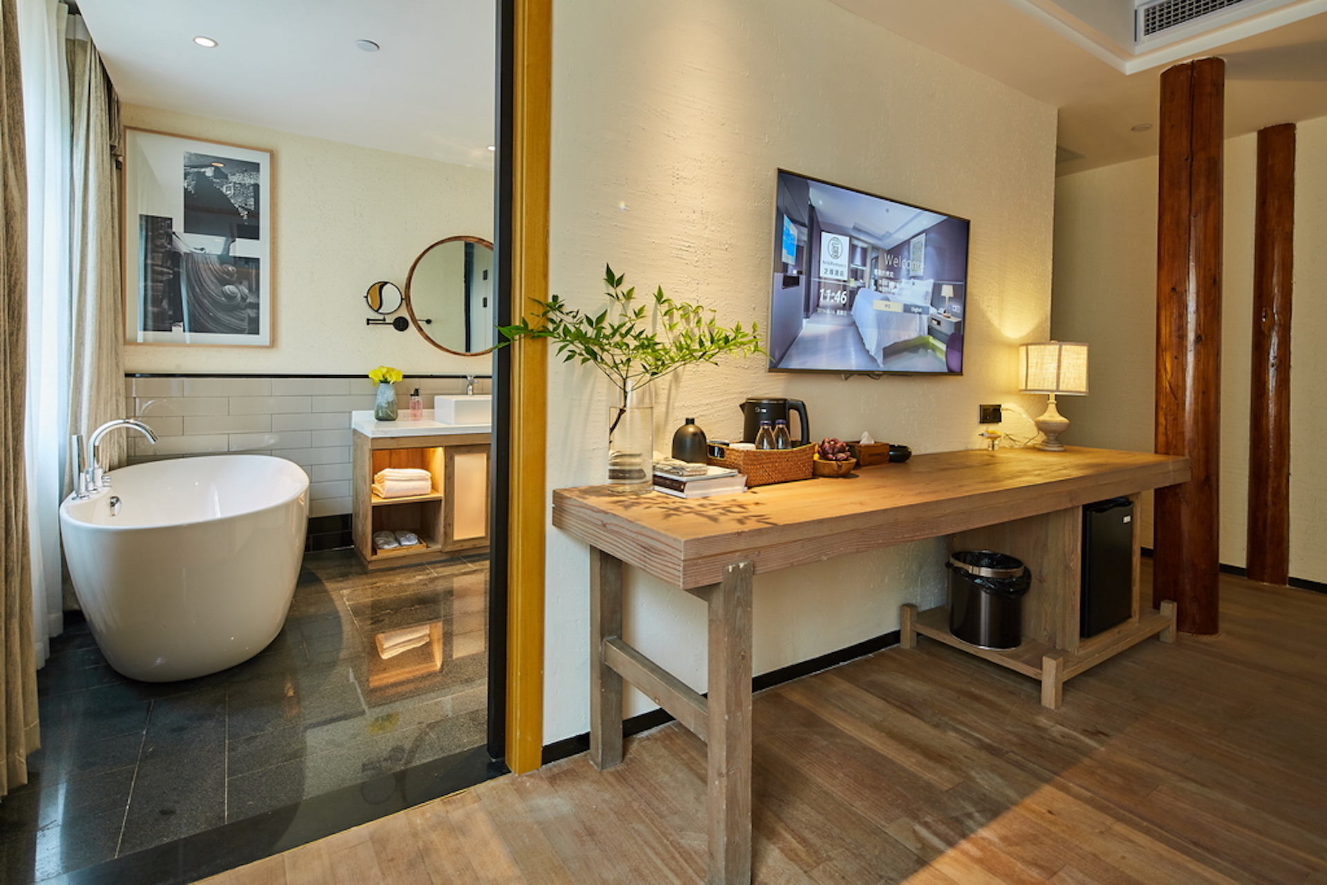 Yiman Hotel (Suzhou Guanqianjie Pingjiang Road Scenic Area)临河豪华大床房（智能声控+小冰箱+乐家泡澡大浴缸）