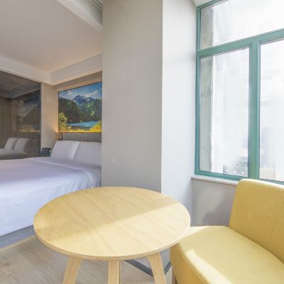 舒適大床房（全屋智能+加濕器+獨立空調+獨立冰箱） 秋果飯店（哈爾濱中央大街松花江畔路店）優惠