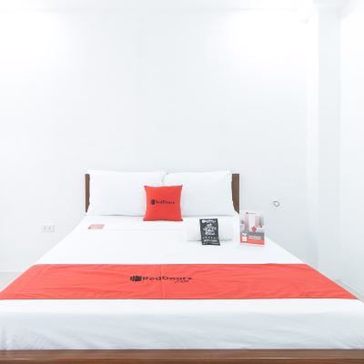 RedDoorz Room RedDoorz Plus @ d'Builders Poblacion - BGC Promo Code