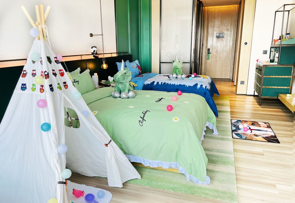 Investon Hotel Shenzhen LonghuaSpider-Man Theme Family Room [Kids Toys + Children Tent]