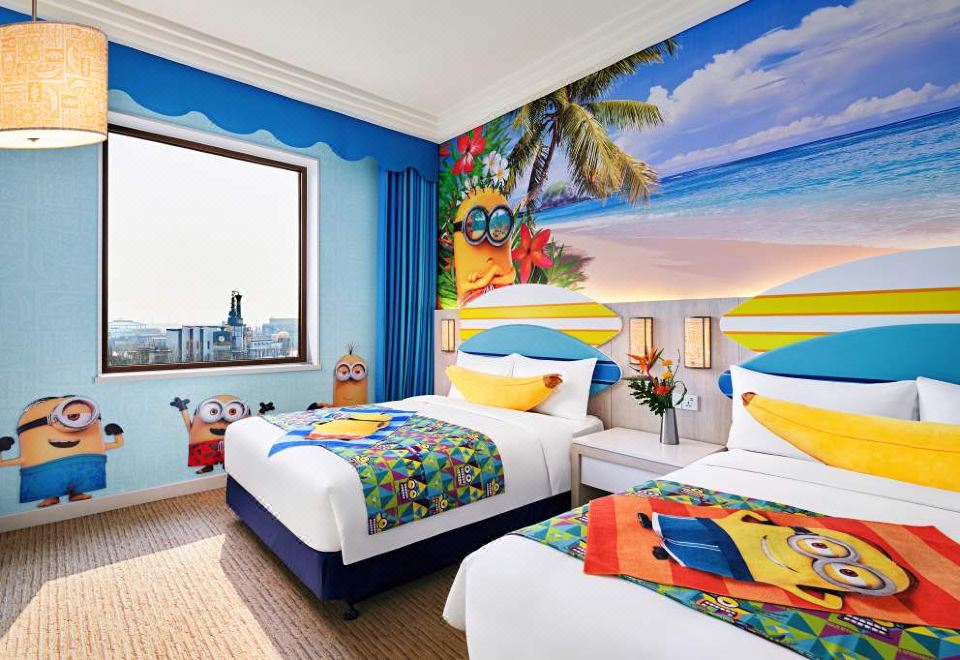 小黄人双大床房