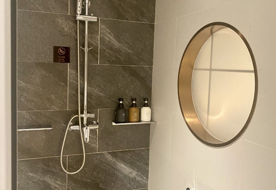 甄选大床房（加热毛巾杆+小冰箱+智能镜）