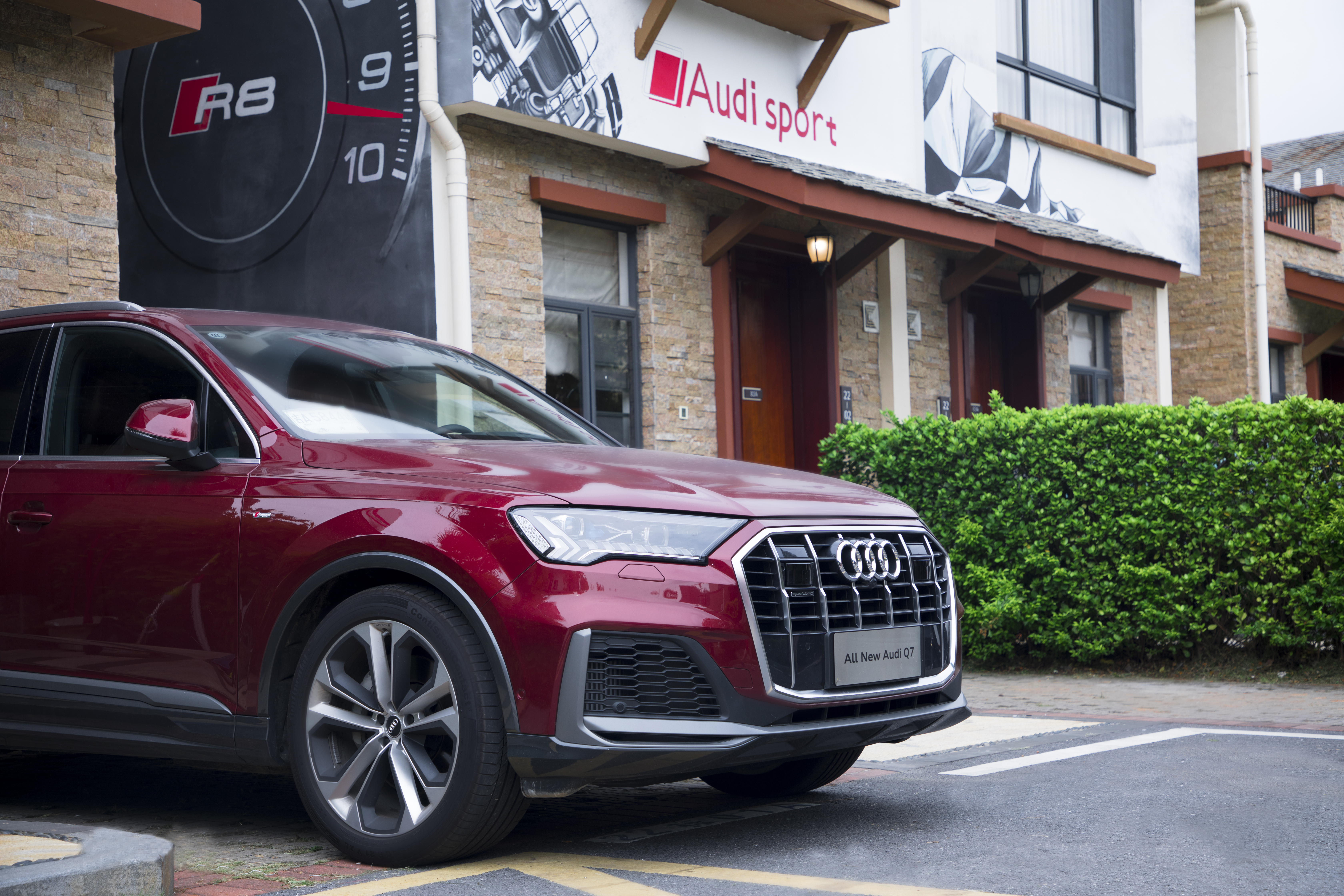 奥迪主题 | 亲水温泉大床套房（独立泡池）