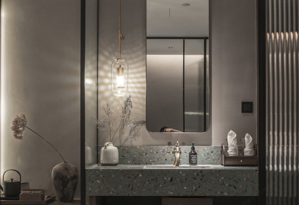 Royal Shampoo Wisdom Garden Queen Room