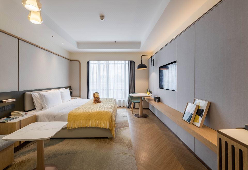 女士大床房（落地窗、智能语音系统、小冰箱）