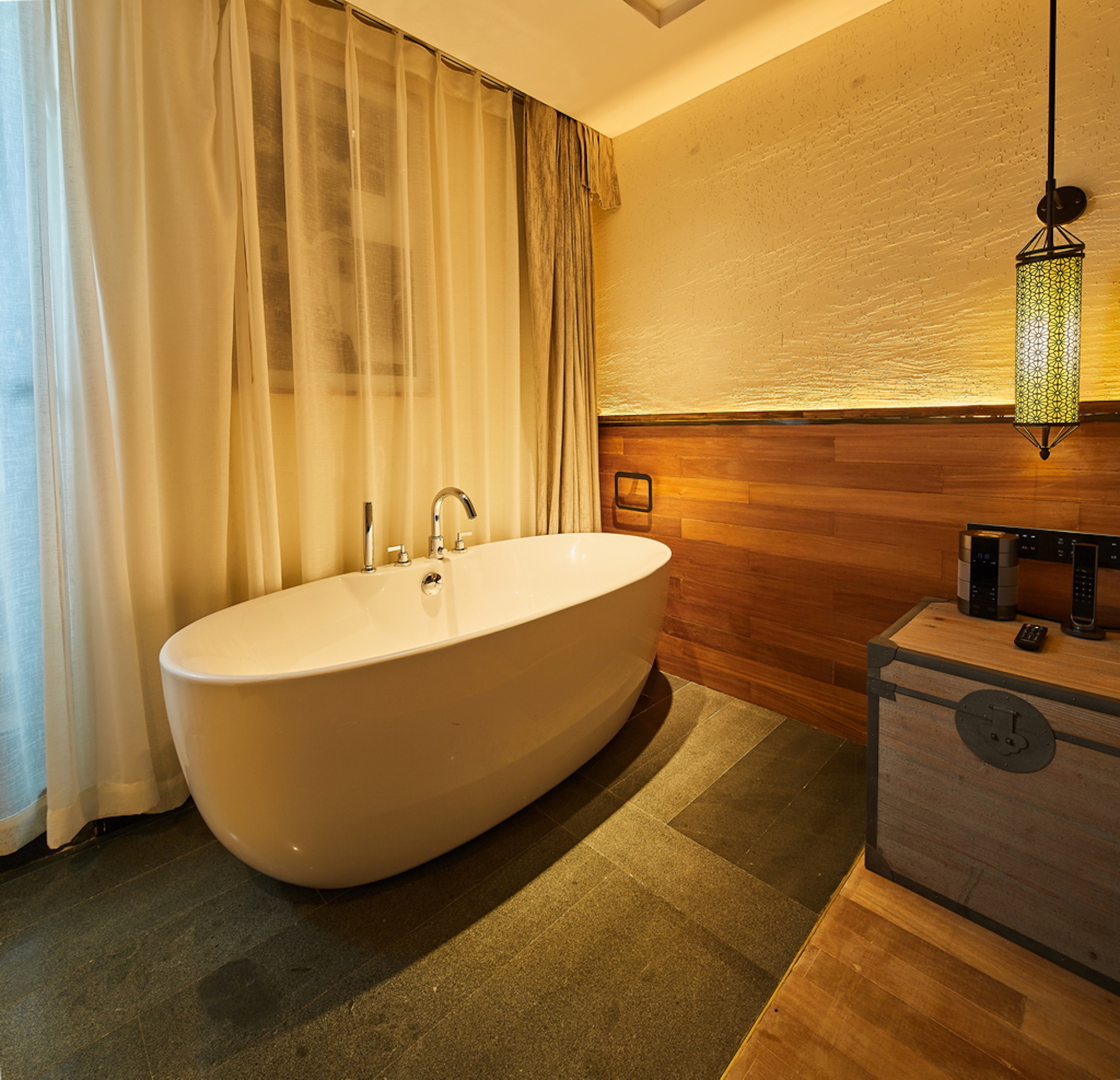 Yiman Hotel (Suzhou Guanqianjie Pingjiang Road Scenic Area)民国豪华大床房（智能声控+小冰箱+乐家泡澡大浴缸）