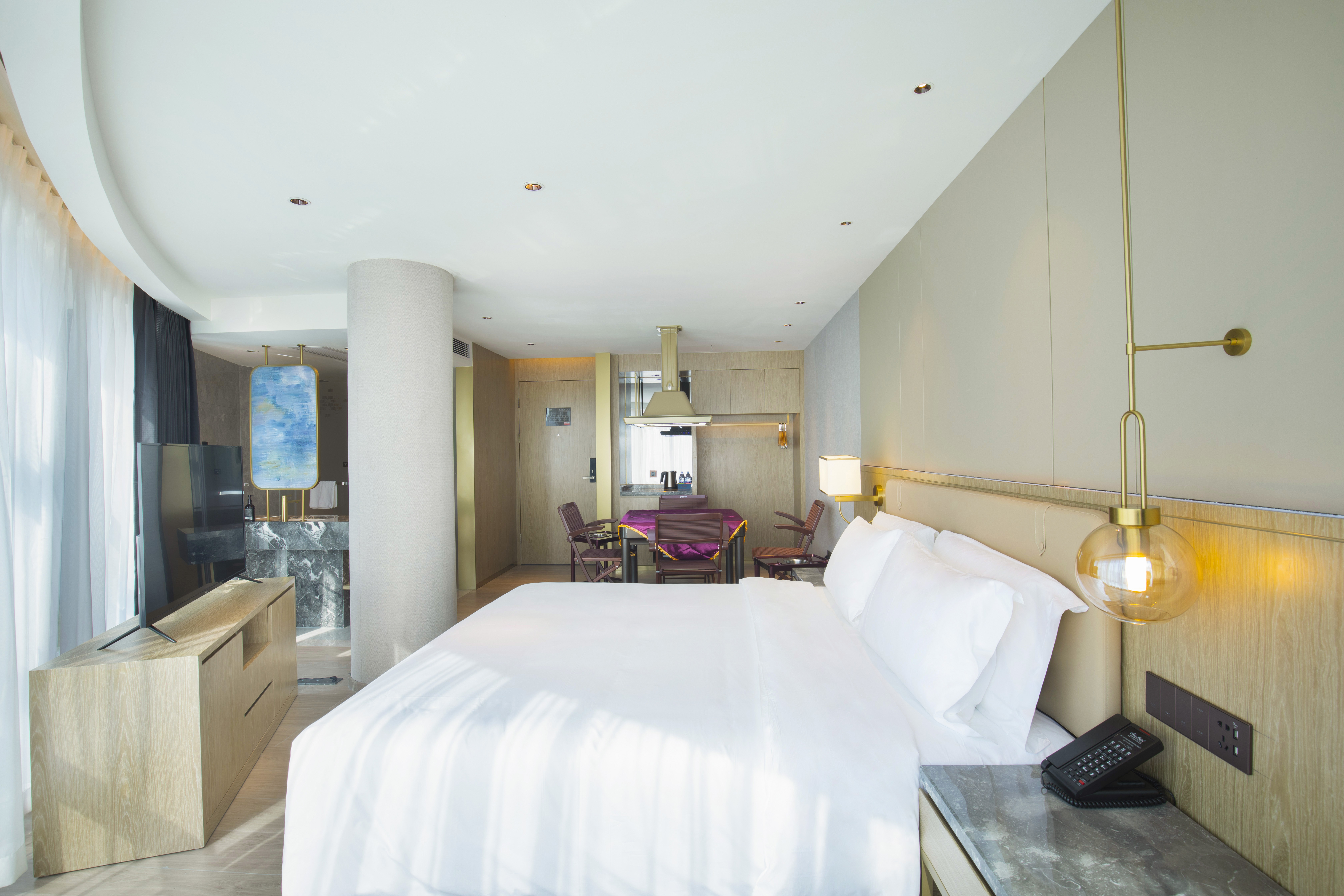 云端娛樂大床房+全屋智能聲控+智能馬桶